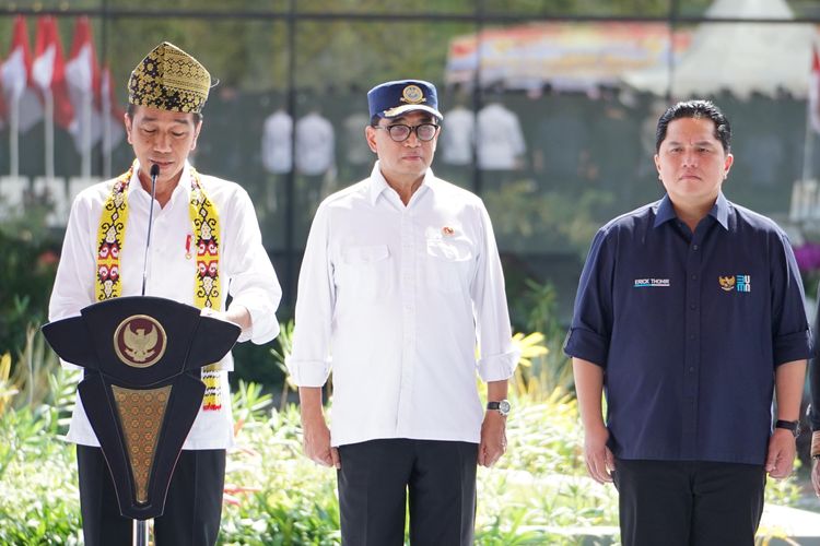 (kiri ke kanan)  Presiden Joko Widodo, Menteri Perhubungan Budi Karya Sumadi, Menteri BUMN Erick Thohir saat meresmikan Bandara Singkawang di Kalimantan Barat pada Rabu (20/3/2024) 