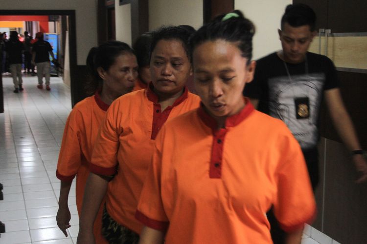 Tersangka Darmini (44) ibu yang tega menjual anak yang baru dilahirkannnya saat di giring ke Polrestabes Palembang, Senin (20/1/2020).