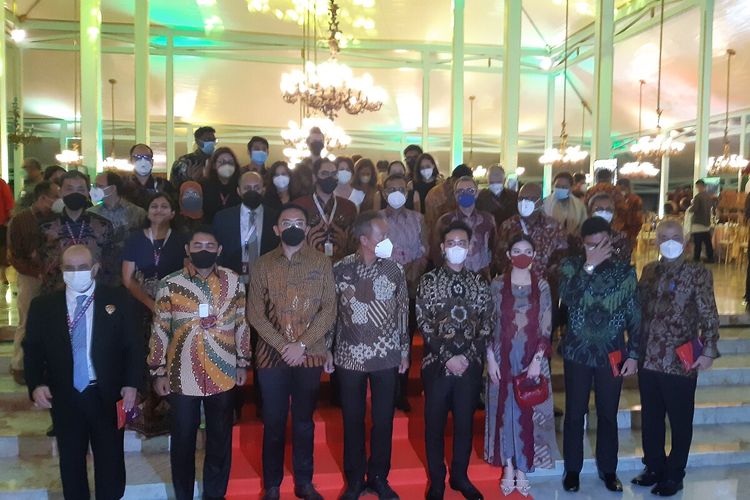 Para delegasi G20 foto bersama dengan Penguasa Pura Mangkunegaran Kanjeng Gusti Pangeran Adipati Arya (KGPAA) Mangkunegara X Bhre Cakrahutomo Wirasudjiwo, Menteri Perindustrian Agus Gumiwang Kartasasmita, Wali Kota Solo Gibran Rakabuming Raka usai jamuan makan malam di Istana Pura Mangkunegaran Solo, Jawa Tengah, Kamis (31/3/2022).