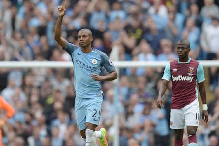 Fernandinho merayakan gol Manchester City ke gawang West Ham United, Minggu (28/8/2016). 