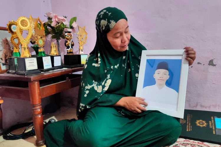 Soimah (45) menunjukkan foto putranya AM (17) santri pondok pesantren Gontor yang tewas lantaran dianiaya oleh seniornya sendiri, Senin (12/9/2022).