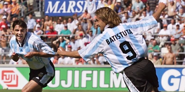 Gabriel Batistuta merayakan gol Argentina ke gawang Belanda pada partai Piala Dunia 1998 di Stadion Velodrome, 4 Juli 1998.
