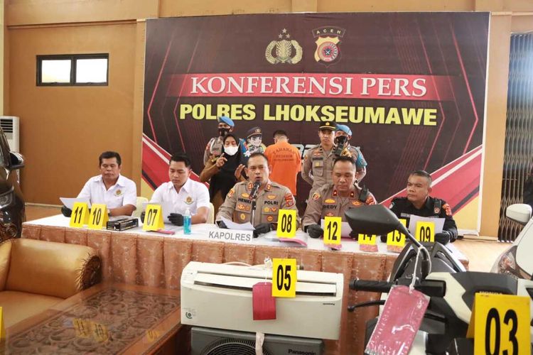 Penyidik Polres Lhokseumawe, Provinsi Aceh, menggelar konferensi pers dalam kasus penipuan dan penggelapan dengan modus investasi dengan senilai Rp 2,7 miliar di Mapolres Lhokseumawe, Selasa (1/11/2022)