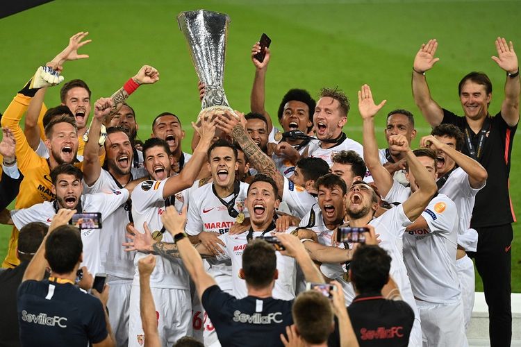 Para pemain Sevilla merayakan dengan trofi setelah memenangkan pertandingan final sepak bola UEFA Europa League Sevilla v Inter Milan pada 21 Agustus 2020 di Cologne, Jerman barat.