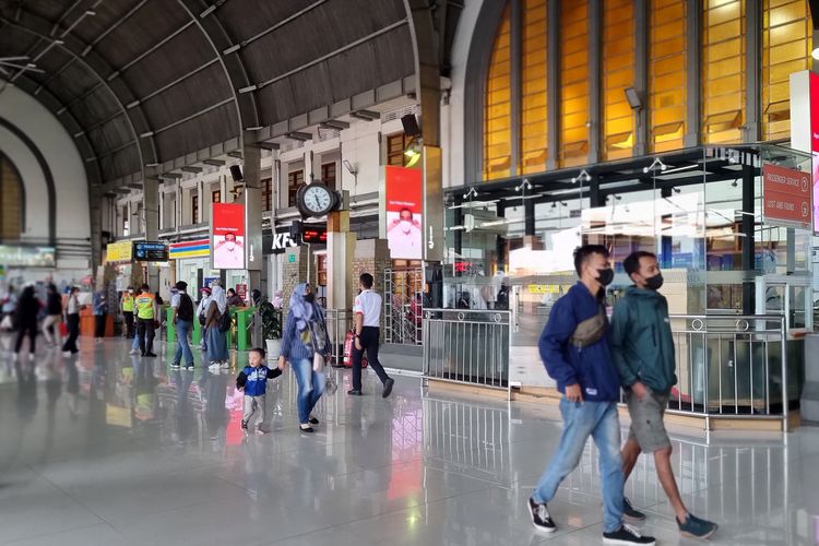 Calon penumpang di Stasiun Jakarta Koa.