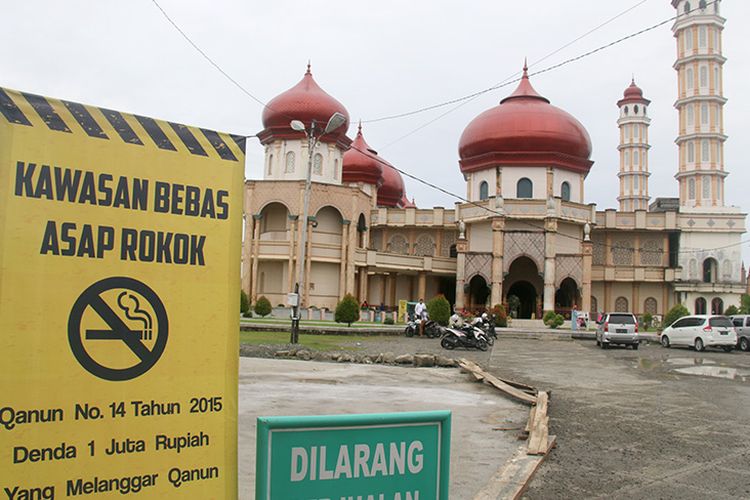 Masjid Agung, Baitul Makmur Meulaboh, Kabupaten Aceh Barat mulai menerapkan peraturan daerah atau Qanun Nomor 14 Tahun 2015 tentang kawasan bebas asap rokok. Sehingga jika ada pengunjung yang kedapan merokok saat berada di areal pekarangan masjid akan didenda Rp 1 juta, Kamis (04/10/18).