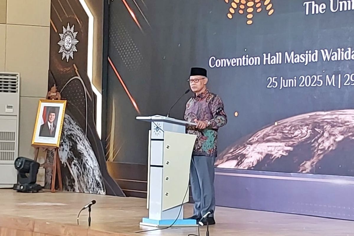 Ketua Umum Pimpinan Pusat Muhammadiyah, Haedar Nashir saat menyampaikan pidatonya dalam Kalender Hijriah Global Tunggal (KHGT) di Convention Hall Masjid Walidah Dahlan, Universitas 'Aisyiyah (Unisa) Yogyakarta, Rabu (25/06/2025).