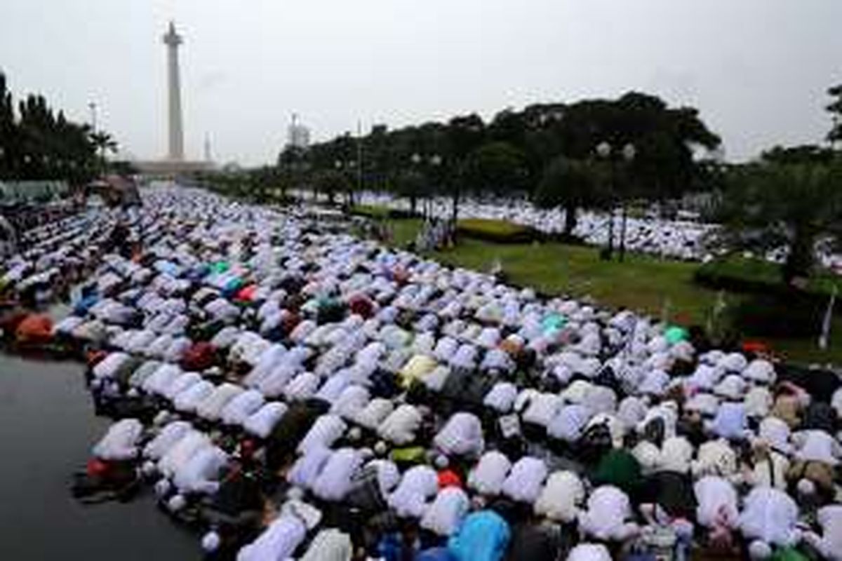 Elemen masyarakat dari berbagai kalangan saat melaksanakan shalat Jumat di kawasan silang Monas, Jakarta Pusat, Jumat (2/12/2016). Masyarakat menggelar doa bersama serta mendoakan kesatuan Indonesia dan massa juga mendesak pihak terkait agar segera menuntaskan kasus dugaan penistaan agama.