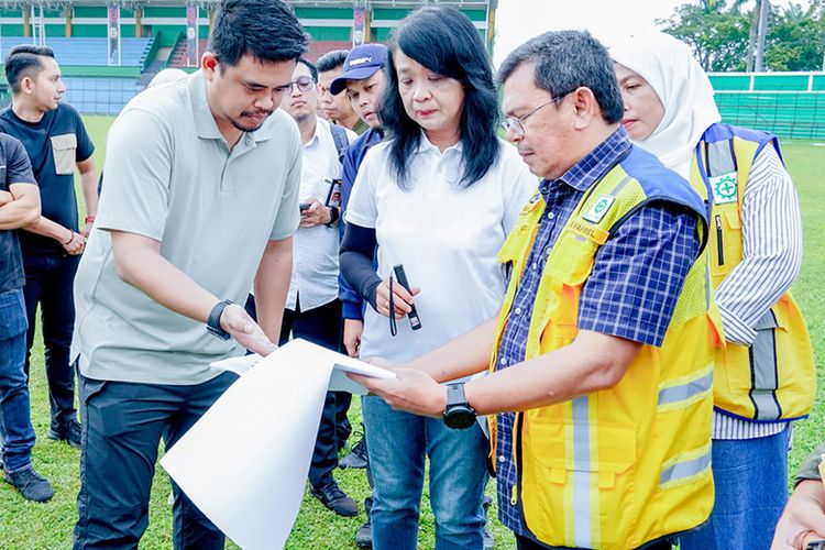 Wali Kota Medan Bobby Nasution memantau persiapan renovasi Stadion Teladan Medan, Minggu (11/6/2023).