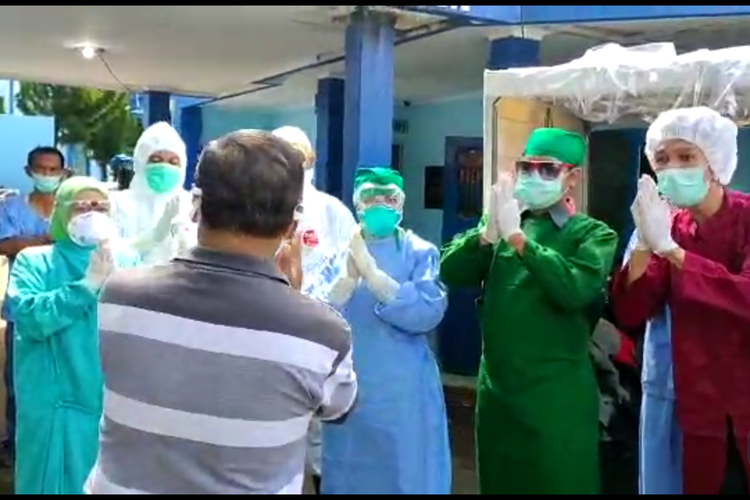 Pasien 01 mengucapkan salam perpisahan setelah dibolehkan pulang dari ruang isolasi RS Abdul Moeloek, Kamis (9/4/2020) sore. (Foto: layar tangkap video/ist)