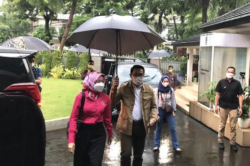 Ditemani Sang Istri, Ridwan Kamil Kunjungi Kediaman Airlangga Hartarto