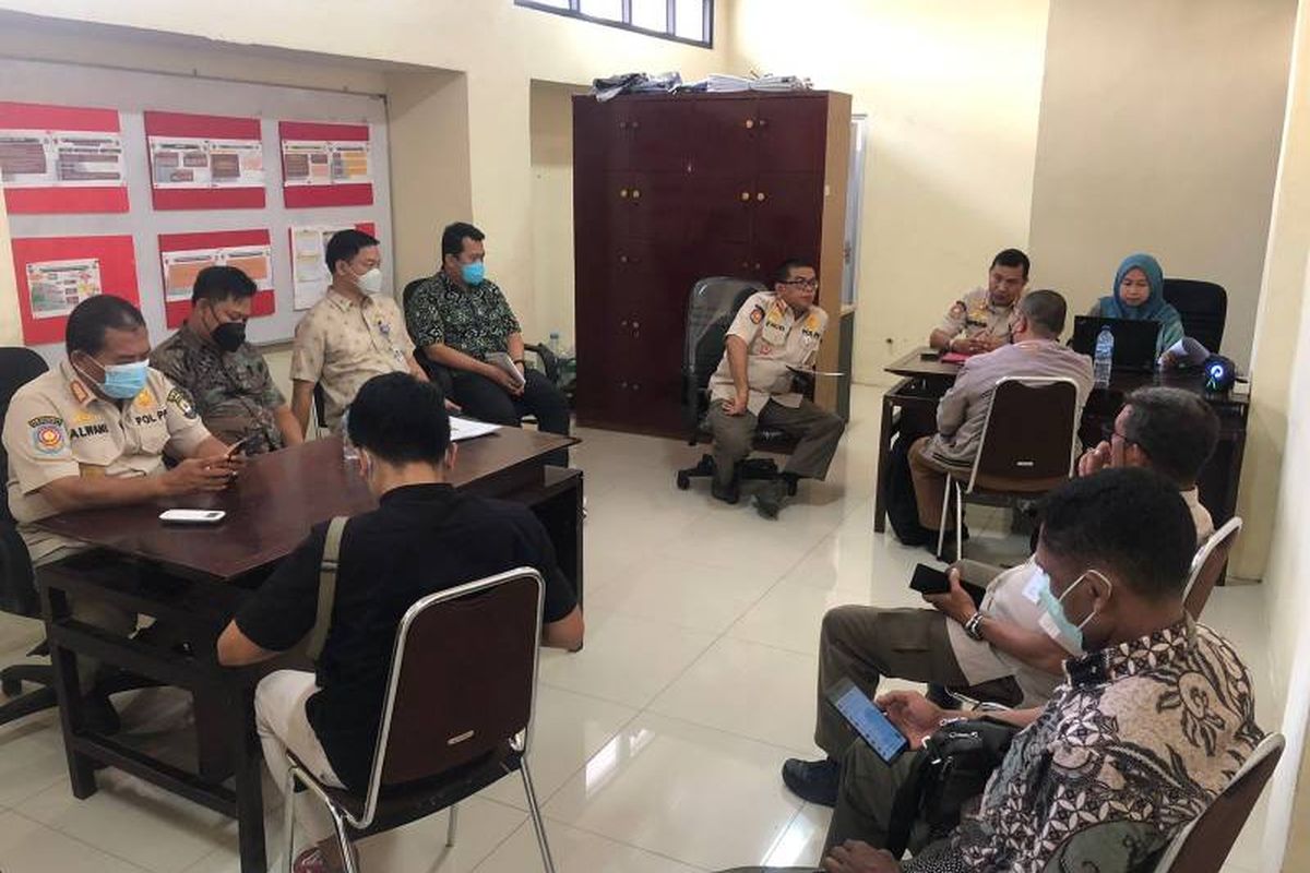 Satpol PP Kota Tangerang mengamankan dua orang oknum yang menjual dan mengedarkan minuman beralkohol tipe B dan C. Parahnya salah satu oknum tersebut diduga memalsukan izin berusaha penjual eceran minuman beralkohol, Kamis (15/12/2022).