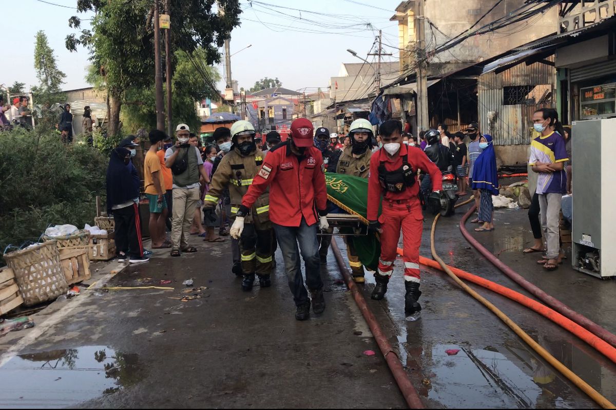 Proses evakuasi korban tewas Jalan Kemang Utara Raya RT 011 RW 04 tepatnya dekat Pasar Kambing, Bangka, Mampang Prapatan, Jakarta Selatan pada Minggu (15/8/2021) dini hari.