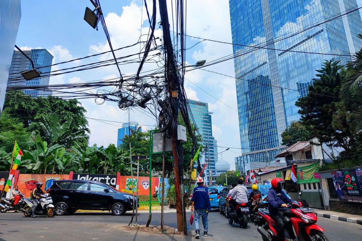 Kabel kusut di Jalan Guru Mughni, Setiabudi, Jakarta Selatan, Selasa (8/8/2023) 
