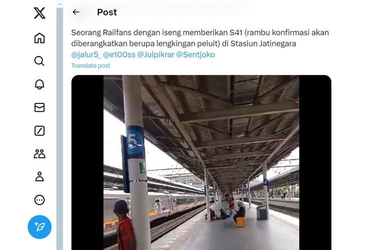Seorang Anak Tiup Peluit Tanda Keberangkatan Kereta di Stasiun Jatinegara, KAI Ingatkan Bahayanya