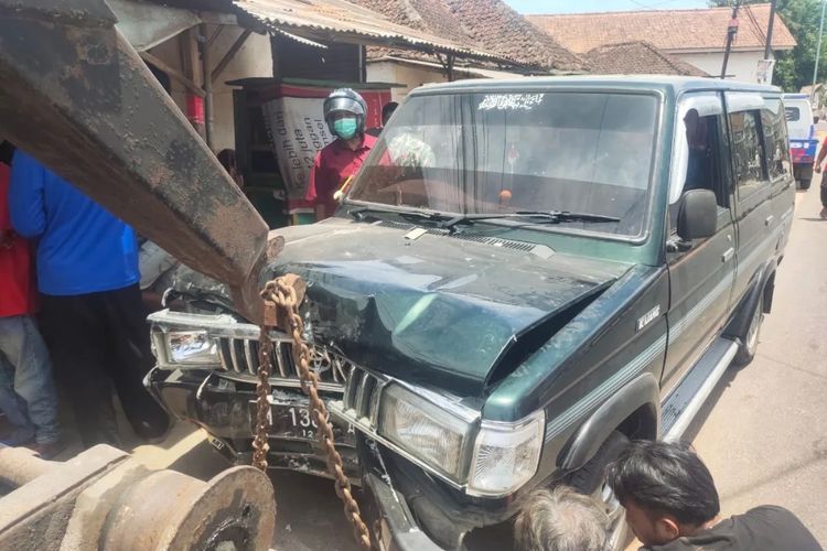 Proses evakuasi mobil yang terlibat kecelakaan dan menyebabkan bocah berusia 4 tahun meninggal dunia di Jalan Raya Lenteng Kabupaten Sumenep, Kamis (22/9/2022). 