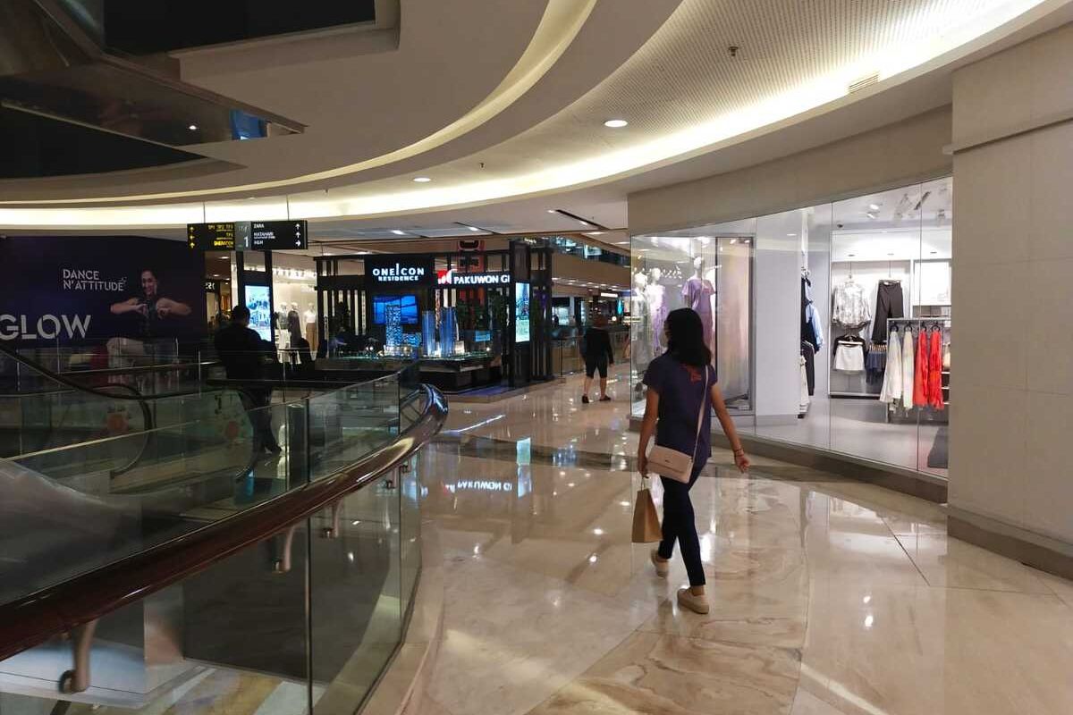 Sejumlah pengunjung terlihat berada di dalam mal Tunjungan Plaza, Surabaya, Jawa Timur, pada Kamis (14/4/2022) usai terjadi insiden kebakaran yang terjadi pada Rabu (13/4/2022) sekitar pukul 17.30 WIB.