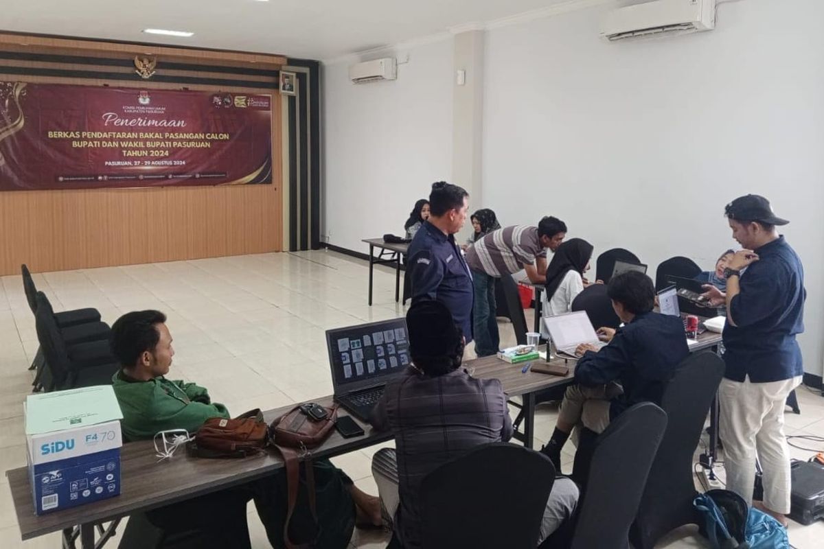 Suasana masih lengang di ruang helpdesk pendaftaran pasangan Calon Bupati-Wakil Bupati Pasuruan KPU Kabupaten Pasuruan yang masih sepi pendaftar, Selasa (27/8/2024).