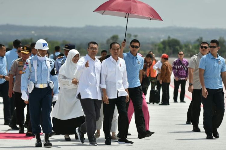 Presiden Joko Widodo disambut Gubernur NTB, Dr Zulkieflimansyah saat tiba di Bandara Lombok, Kamis (18/10/2018).