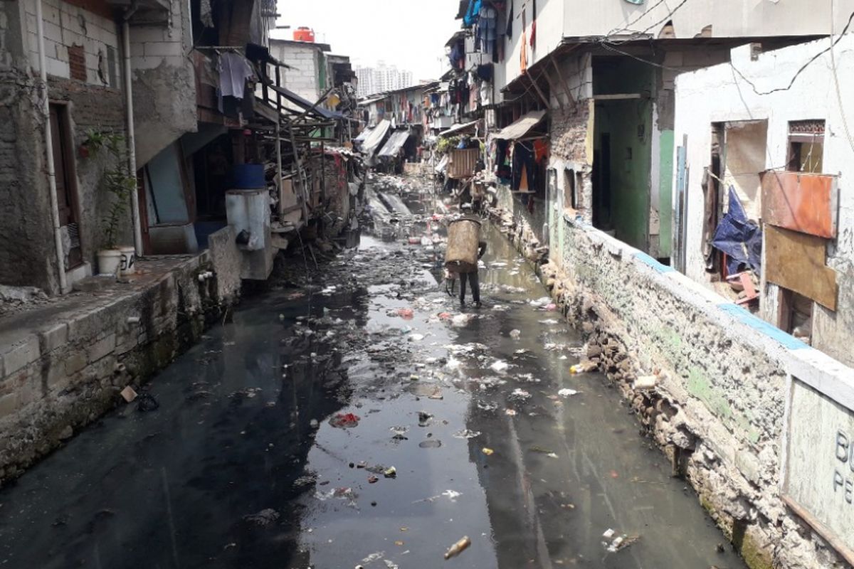 Aliran Kali Krukut di Kebon Melati, Tanah Abang, Jakarta Pusat, penuh dengan sampah, Jumat (5/10/2018).