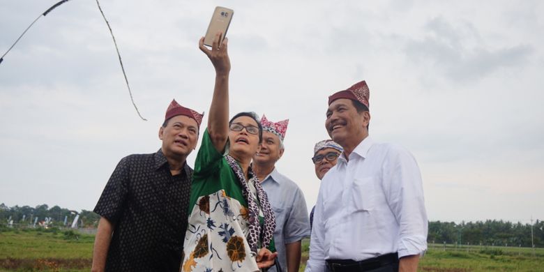 Menteri Keuangan Sri Mulyani dan Menteri Koordinator Bidang Kemaritiman Jenderal TNI (Purn.) Luhut Binsar Pandjaitan selfie saat berkunjung ke Bandara Banyuwangi Kamis (1/3/2018). Bergabung bersama mereka, Gubernur Bank Indonesia Agus Dermawan Wintarto Martowardjojo dan juga Bupati Banyuwangi Abdullah Azwar Anas.