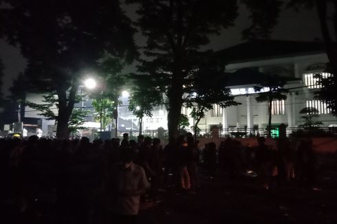 Sempat Bertahan Sampai Malam, Demo Mahasiswa di Bandung Akhirnya Bubar Karena Ini...