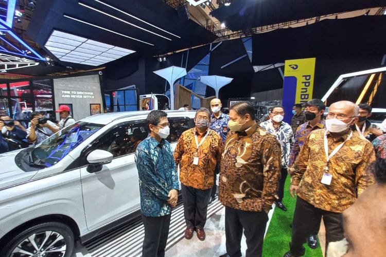 Menko Airlangga Hartarto mengunjungi booth Toyota, didampingi para BOD perusahaan di GIIAS 2021, ICE, BSD City, Tangang, Kamis (11/11/2021).