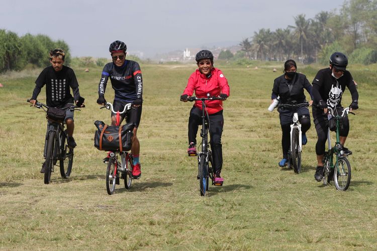 Mantan Menteri Kelautan dan Perikanan RI, Susi Pudjiastuti ikut bersepeda saat acara Melihat Harapan Bike Pangandaran di Tasikmalaya, Jawa Barat, Sabtu (9/1/2021). Gelaran tersebut merupakan bagian dari kampanye Melihat Harapan yang menjadi bukti keberlanjutan visi dan misi Kompas.com dalam membawa pesan positif dan semangat optimistis menguatkan bangsa di tengah kondisi pandemi Covid-19.