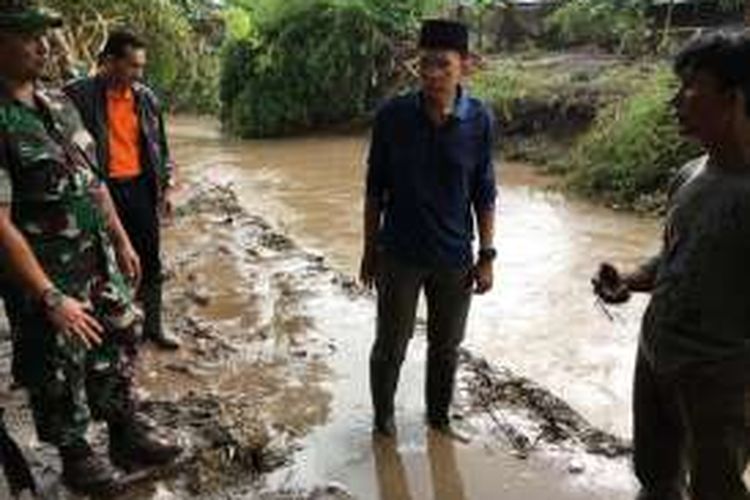 Gubernur NTB TGH M Zainul Majdi meninjau kondisi terakhir di lokasi banjir Kota Bima, Kamis (22/12/2016). (Kompas.com/ foto dokumentasi Humas Provinsi NTB)