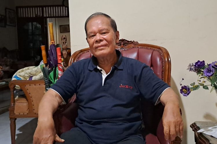Lansia bernama Eliakim Tambun (77) saat ditemui di rumahnya, Tanjung Barat, Jakarta Selatan, Minggu (9/7/2023). Eliakim telah menjalani operasi katarak menggunakan layanan BPJS Kesehatan.