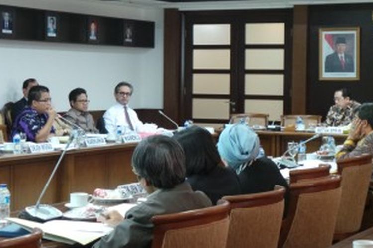 Suasana pertemuan Ketua DPR RI Marzuki Alie bersama Menteri Luar Negeri Marty Natalegawa, Menakertrans Muhaimin Iskandar, dan Wakil Menteri Hukum dan HAM Denny Indrayana, di Gedung DPR, Jakarta,  Rabu (26/6/2013). Pertemuan dilakukan untuk membicarakan permasalahan Tenaga Kerja Indonesia di Arab Saudi.