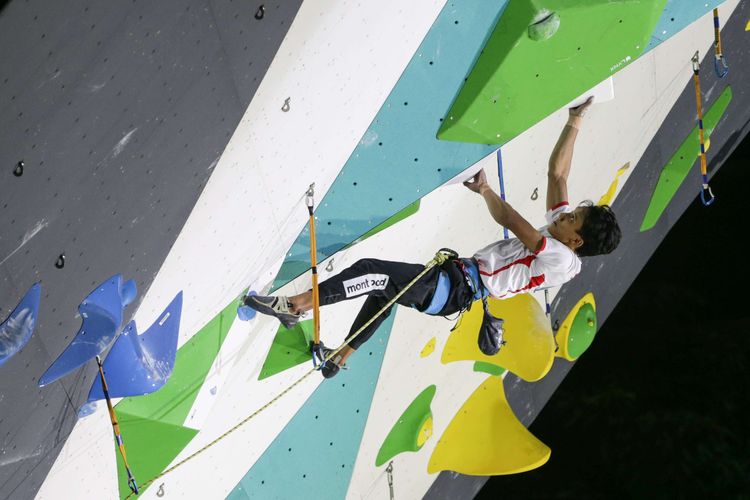 Atlet panjat tebing Indonesia Raviandi Ramadhan bertanding pada final nomor perlombaan lead seri ke-12 Piala Dunia Panjat Tebing 2022 di SCBD Park, Jakarta, Senin (26/9/2022). Meski gagal menjadi juara, pemanjat berusia 19 tahun ini menorehkan sejarah atlet panjat tebing lead Indonesia pertama yang lolos di babak final seri Piala Dunia sejak ajang ini dimulai pada 1989.