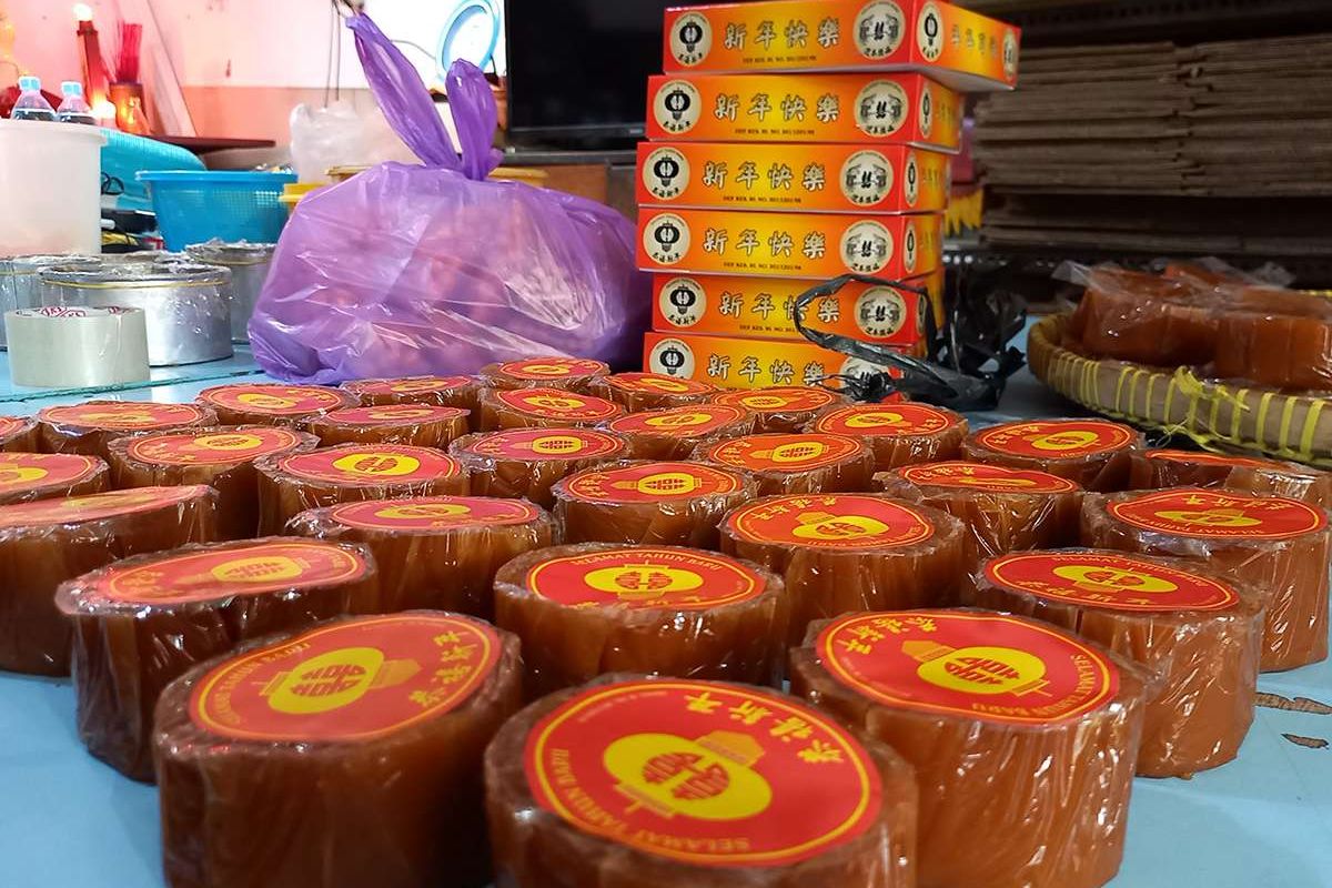 Deretan kue keranjang yang telah dikemas dan siap dipasarkan, di rumah produksi kue keranjang milik Sulistyowati di Jalan Tegal Panggung, Kota Yogyakarta, Kamis (20/1/2022). Usaha pembuatan kue keranjang ini telah dirintis sejak sekitar 60 tahun silam dan kini diteruskan oleh Sulistyowati sebagai generasi kedua, dengan pesanan kerap membludak setiap menjelang perayaan Imlek, yang pada tahun ini mencapai seribuan.