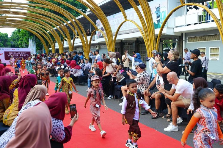 Anak-anak tampil percaya diri membawakan busana batik khas Banyuwangi dalam ajang Fashion Lorong Bambu yang menjadi pembuka Banyuwangi Batik Festival (BBF) 2025 di Gesibu Blambangan, Banyuwangi, Jumat (17/10/2025).