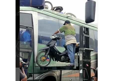 Video Naikkan Motor ke Atap Bus Pakai Forklift
