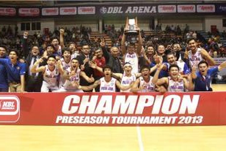 Tim basket Pelita Jaya Energi-MP Jakarta (jersey putih) berteriak mengekspresikan keberhasilan menjadi juara pada turnamen Pramusim National Basketball League (NBL) 2013, di DBL Arena Surabaya, Minggu (29/9/2013).