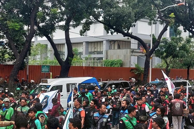 Suasana saat para pengemudi ojek online (ojol) yang menggelar unjuk rasa di depan Gedung DPRD DKI Jakarta, Gambir, Jakarta Pusat, Rabu (25/1/2023) siang.