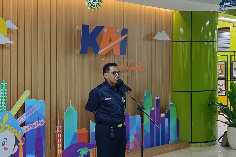 Plt Direktur Utama KAI Services, Asdo Artriviyanto, saat memberi arahan kepada porter saat kegiatan buka bersama di Stasiun Gambir, Jakarta Pusat, Kamis (13/4/2023). 