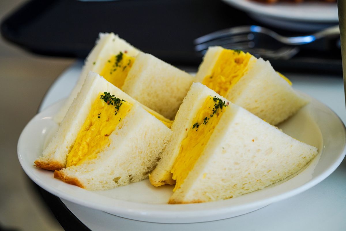 Ilustrasi sandwich telur tanpa digoreng
