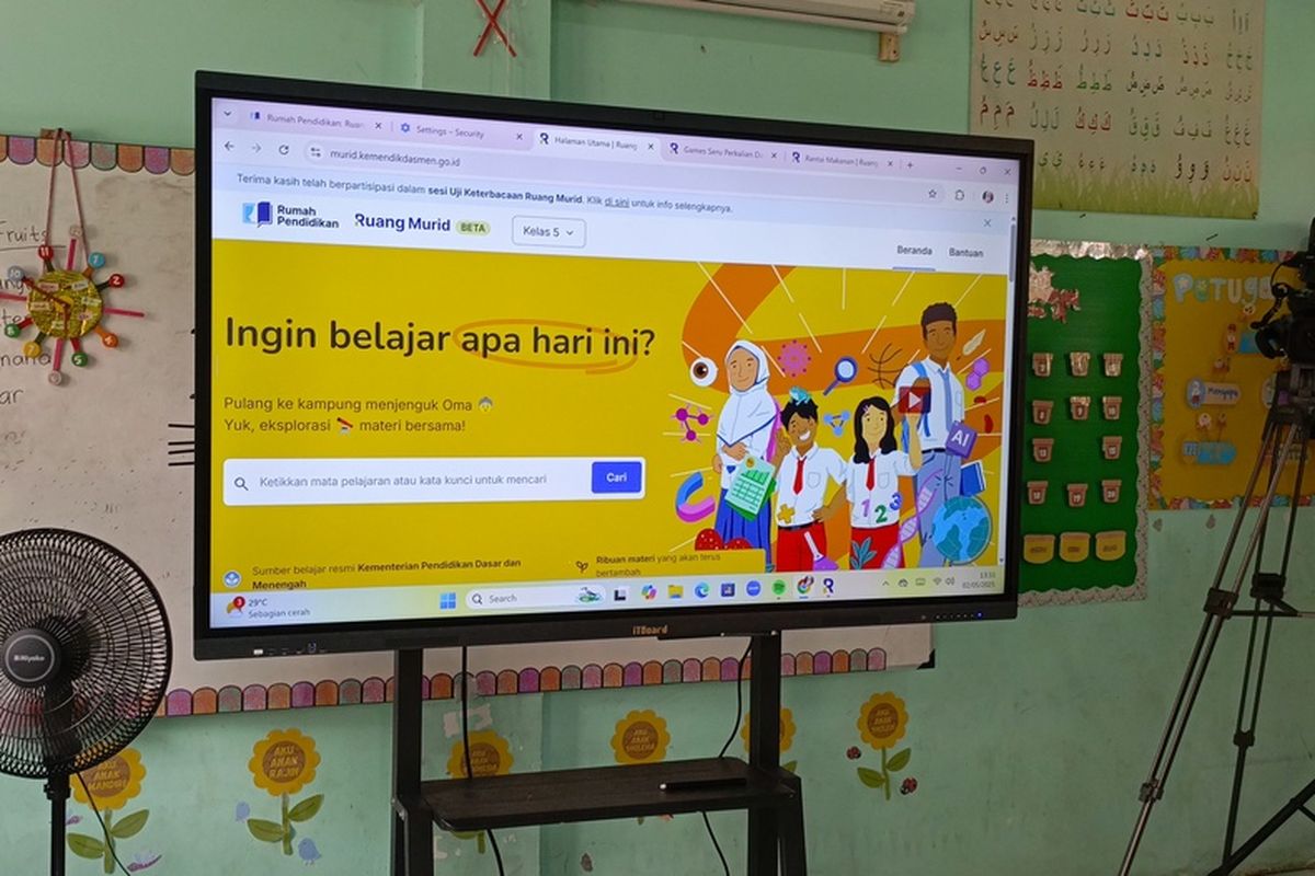 Deputi I Bidang Materi Komunikasi dan Informasi Kantor Komunikasi Kepresidenan Muhammad Isra Ramli saat diwawancarai soal program Papan Belajar Interaktif di SDIT Persis Kecamatan Bojongsoang, Kabupaten Bandung, Jawa Barat, Jumat (2/4/5/2025)