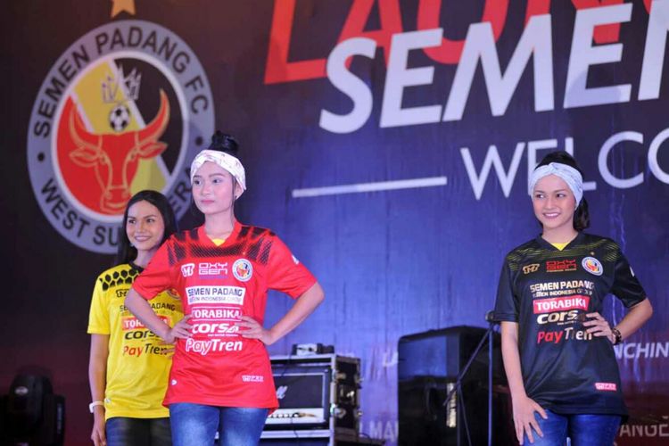 Jersey Semen Padang dipamerkan saat launching tim.