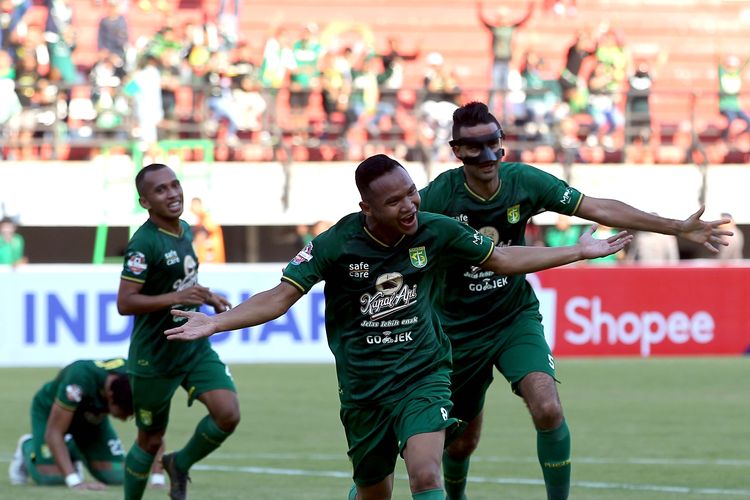 Pemain Persebaya Surabaya, Oktavianus Fernando selebrasi seusai cetak gol ke gawang Persela Lamongan pada Pekan 6 Liga 1 2019 yang berakhir dengan skor 3-2 di Stadion Gelora Bung Tomo Surabaya, Jawa Timur, Senin (01/07/2019) sore.