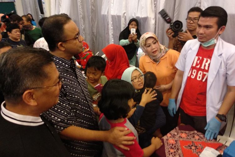 Gubernur DKI Jakarta Anies Baswedan (dua dari kiri) mengikuti kegiatan vaksin difteri di Paroki Santo Andreas, Kedoya Jakarta Barat Minggu (14/1/2018). 