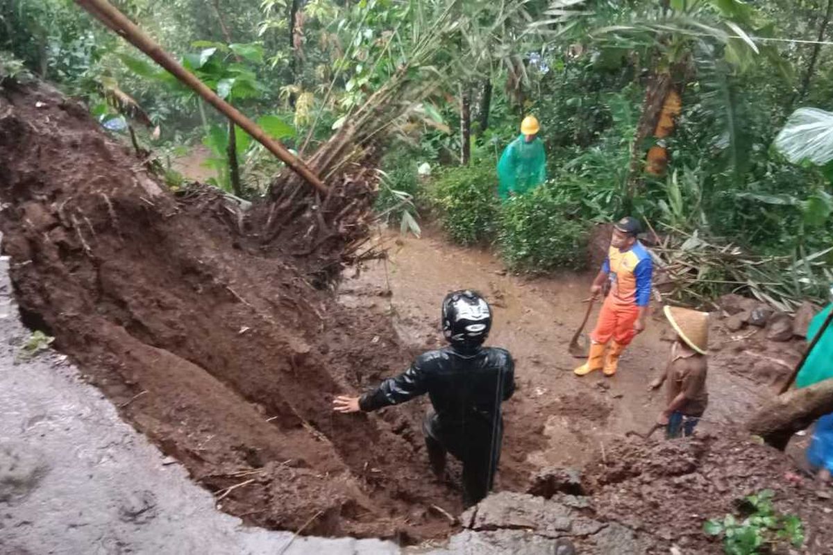 Longsor di Desa Kutaliman, Kecamatan Kedungbanteng, Kabupaten Banyumas, Jawa Tengah, Jumat (7/10/2022) sore.
