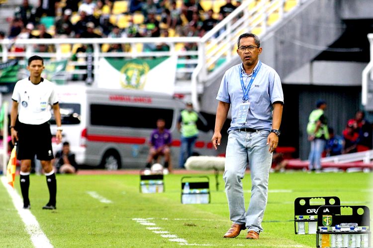 Pelatih Persebaya Surabaya Aji Santoso dipinggir lapangan menyaksikan permainan tim saat pertandingan pekan ke-2 Liga 1 2023-2024 melawan Barito Putera yang berakhir dengan skor 1-1 di Stadion Gelora Bung Tomo Surabaya, Sabtu (8/7/2023) sore WIB.