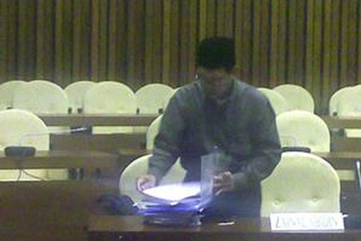 Mantan Direktur Pengawasan Bank I BI, Zainal Abidin, seusai memberikan keterangan di Pansus Angket Bank Century, Kamis (7/1/2010) malam