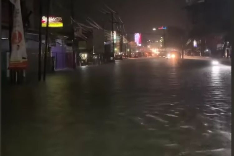 Jalan Mayor Syafei atau jalan Menuju Pelabuhan Merak di Kota Serang Terendam Banjir Hampir 1 Meter