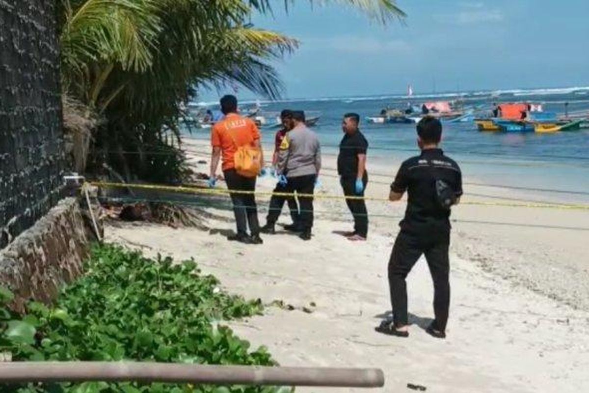 Polisi saat melakukan olah TKP penemuan dua jasad wanita di area laut dan pantai Kalapa Condong, Desa Ujunggenteng, Kecamatan Ciracap, Kabupaten Sukabumi, Senin (20/6/2022) 

