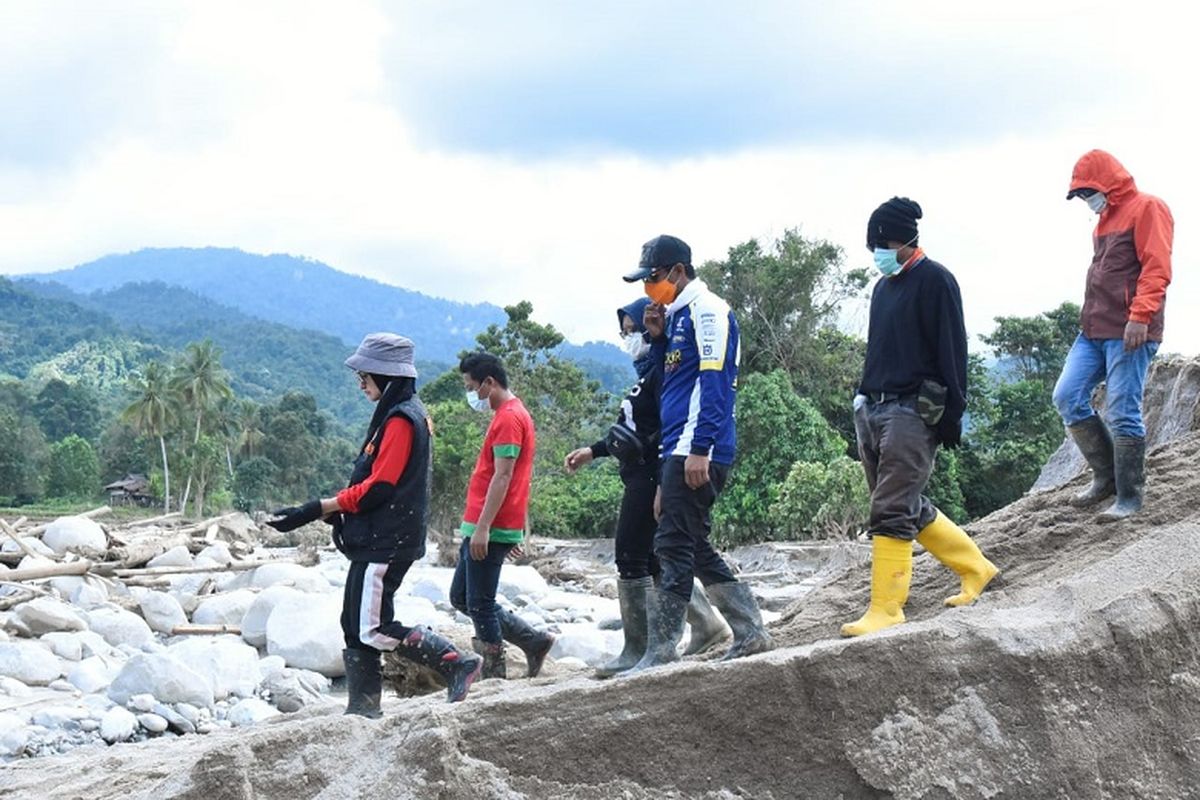 Suasana kunjungan bupati dan tim menuju lokasi longsor