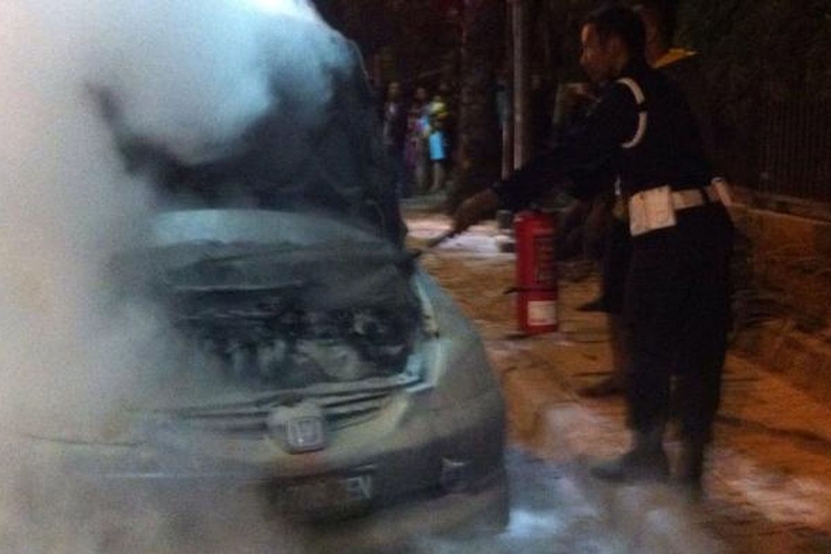 Mobil sedan yang terbakar di Jalan TB Simatupang